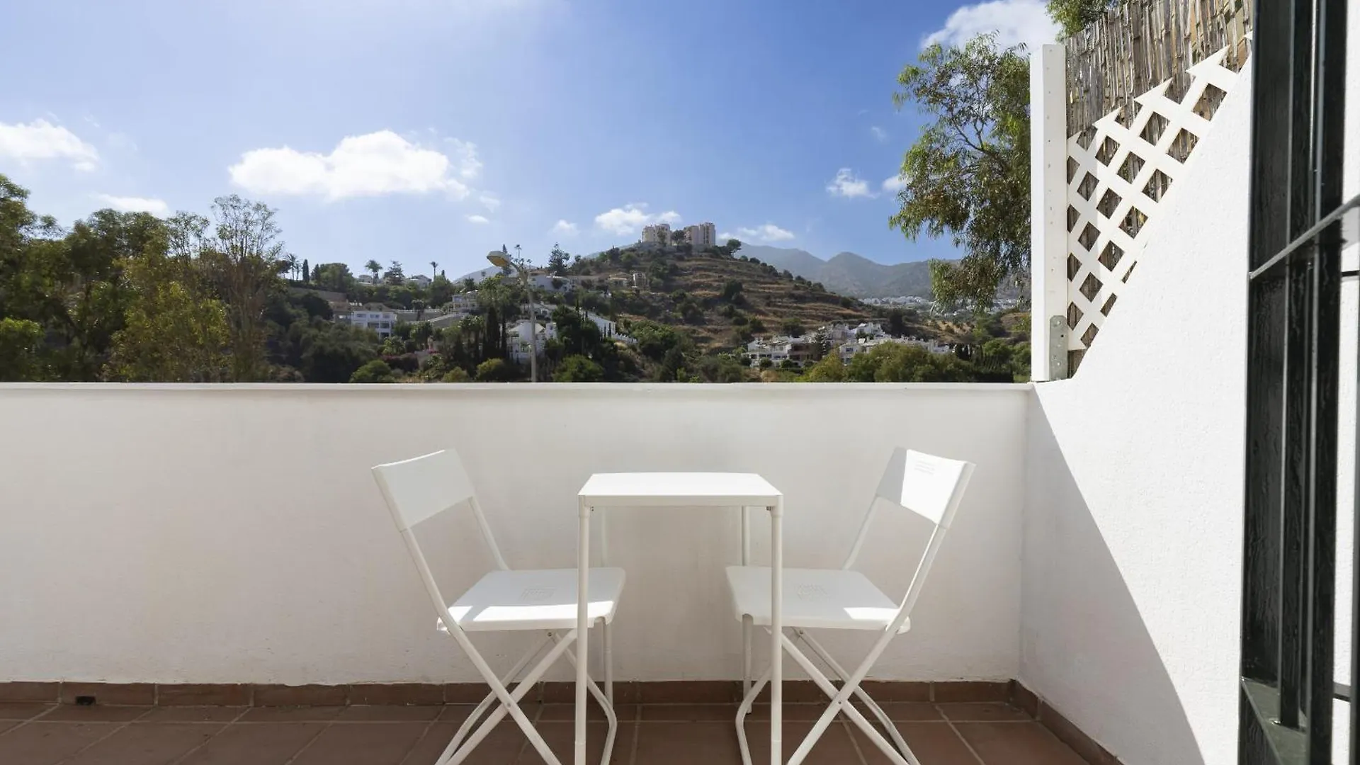Charming 2-Bedroom Apartment With Terraces & Pool In Torrequebrada Benalmadena