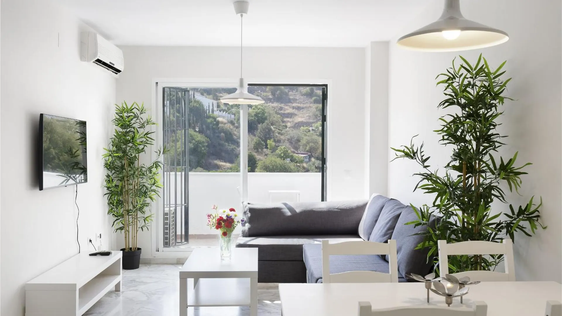 Charming 2-Bedroom Apartment With Terraces & Pool In Torrequebrada Benalmádena