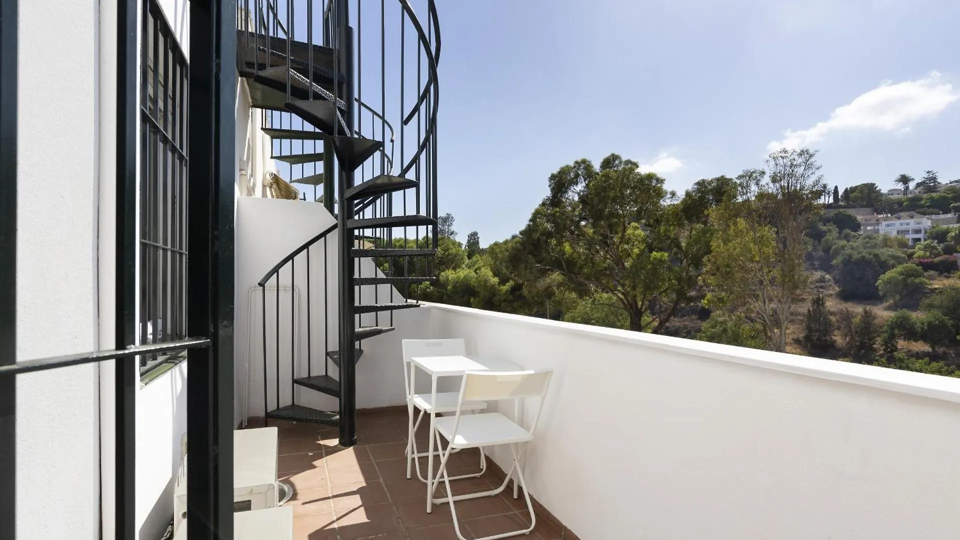 Charming 2-Bedroom Apartment With Terraces & Pool In Torrequebrada Benalmádena