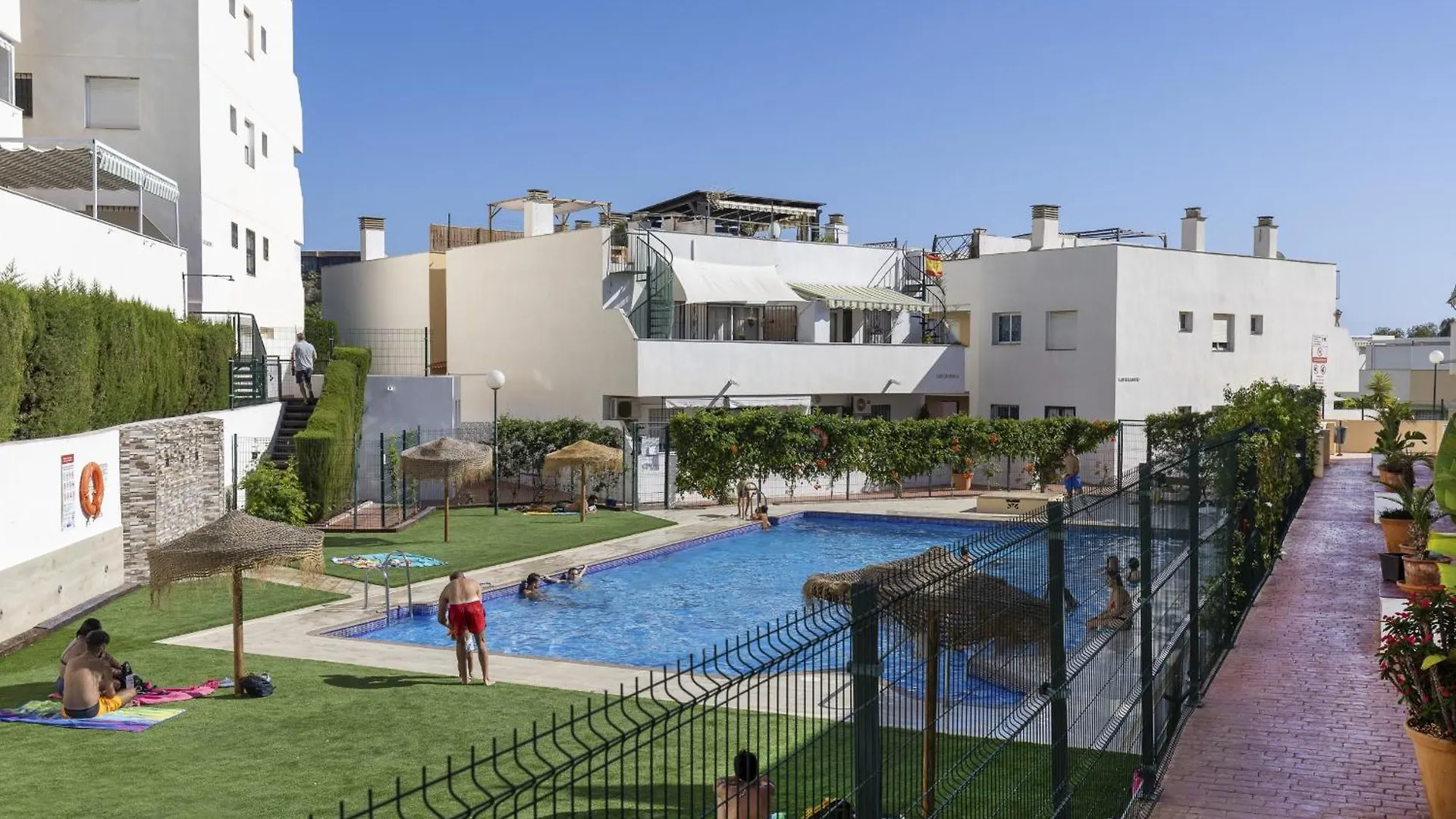 Charming 2-Bedroom Apartment With Terraces & Pool In Torrequebrada Benalmadena
