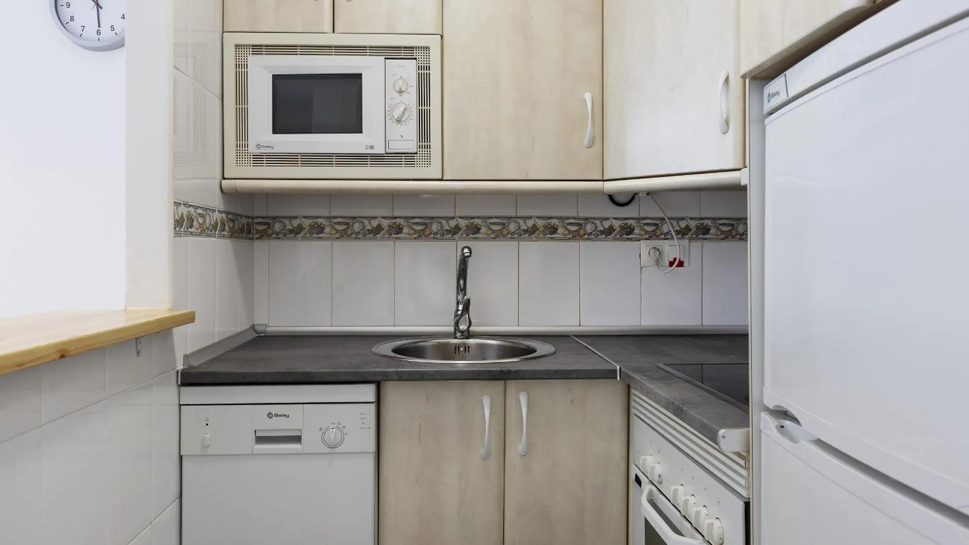 Charming 2-Bedroom Apartment With Terraces & Pool In Torrequebrada Benalmadena