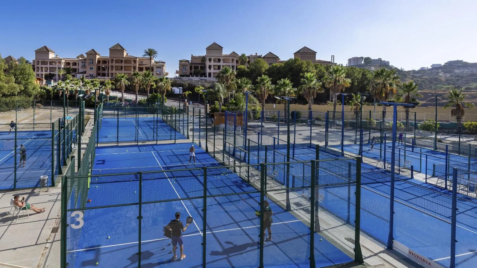 Charming 2-Bedroom Apartment With Terraces & Pool In Torrequebrada Benalmadena