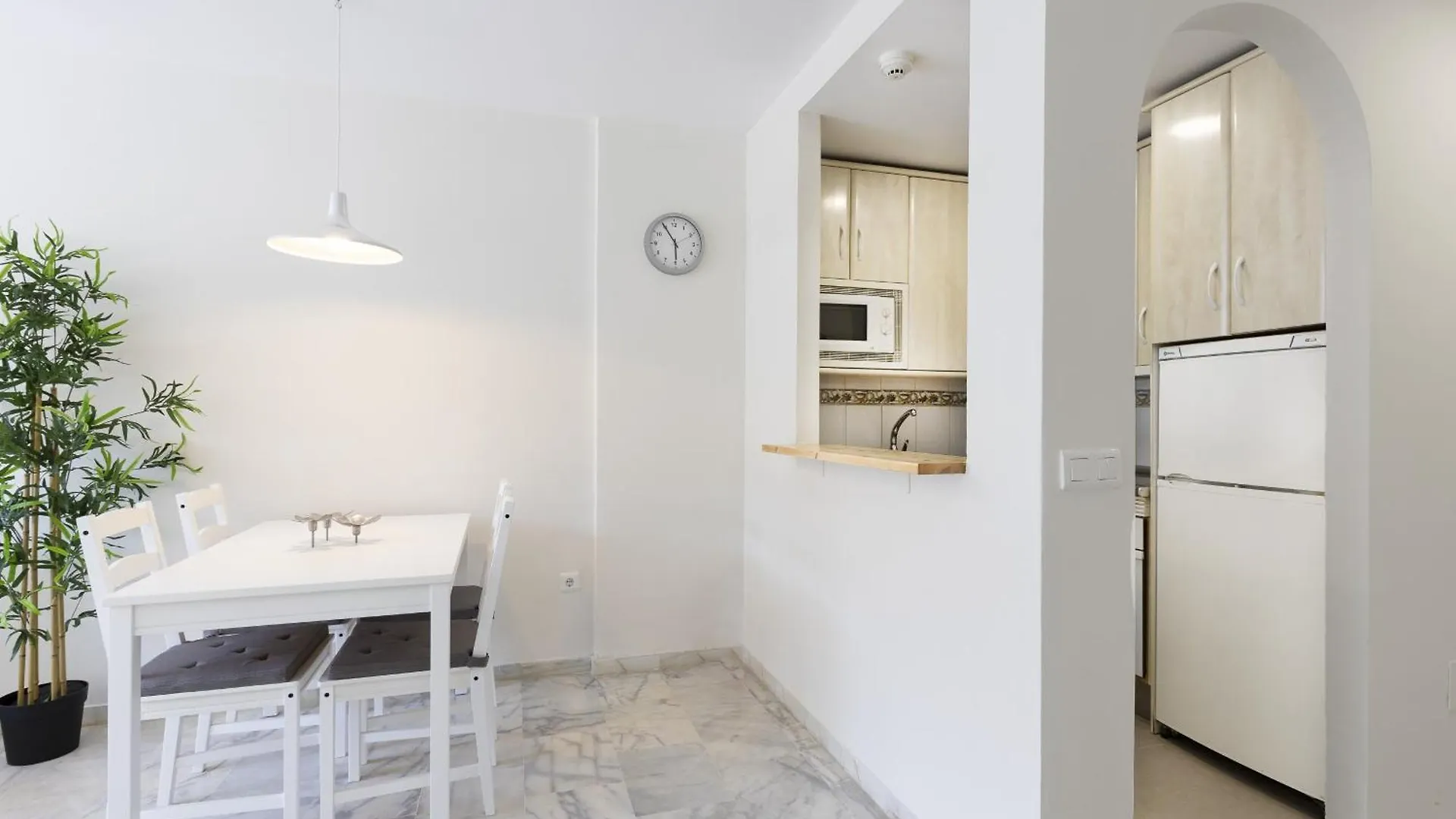 Charming 2-Bedroom Apartment With Terraces & Pool In Torrequebrada Benalmadena