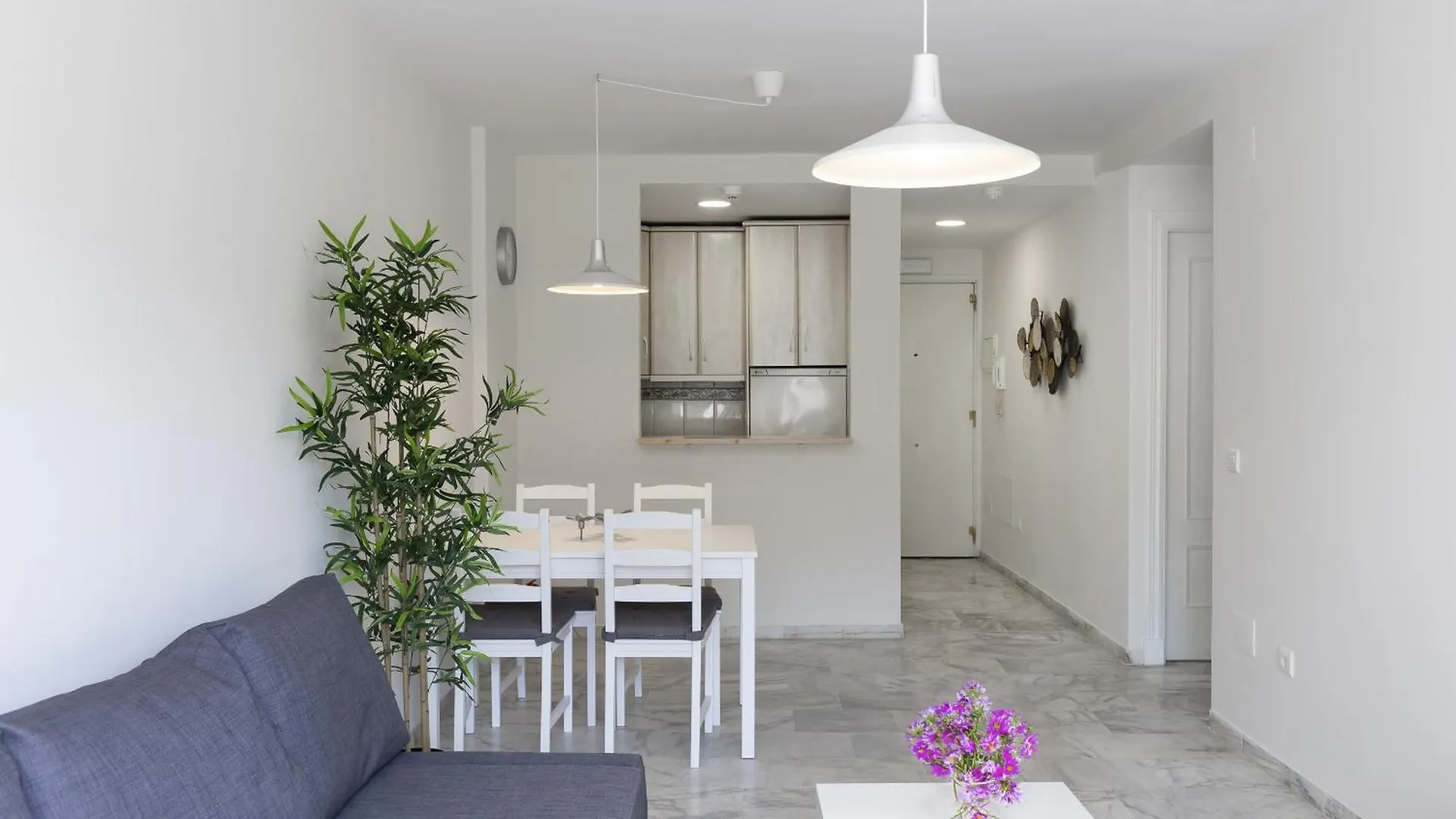 Charming 2-Bedroom Apartment With Terraces & Pool In Torrequebrada Benalmadena