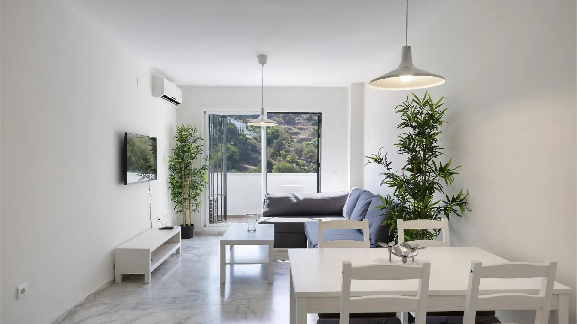 Charming 2-Bedroom Apartment With Terraces & Pool In Torrequebrada Benalmadena