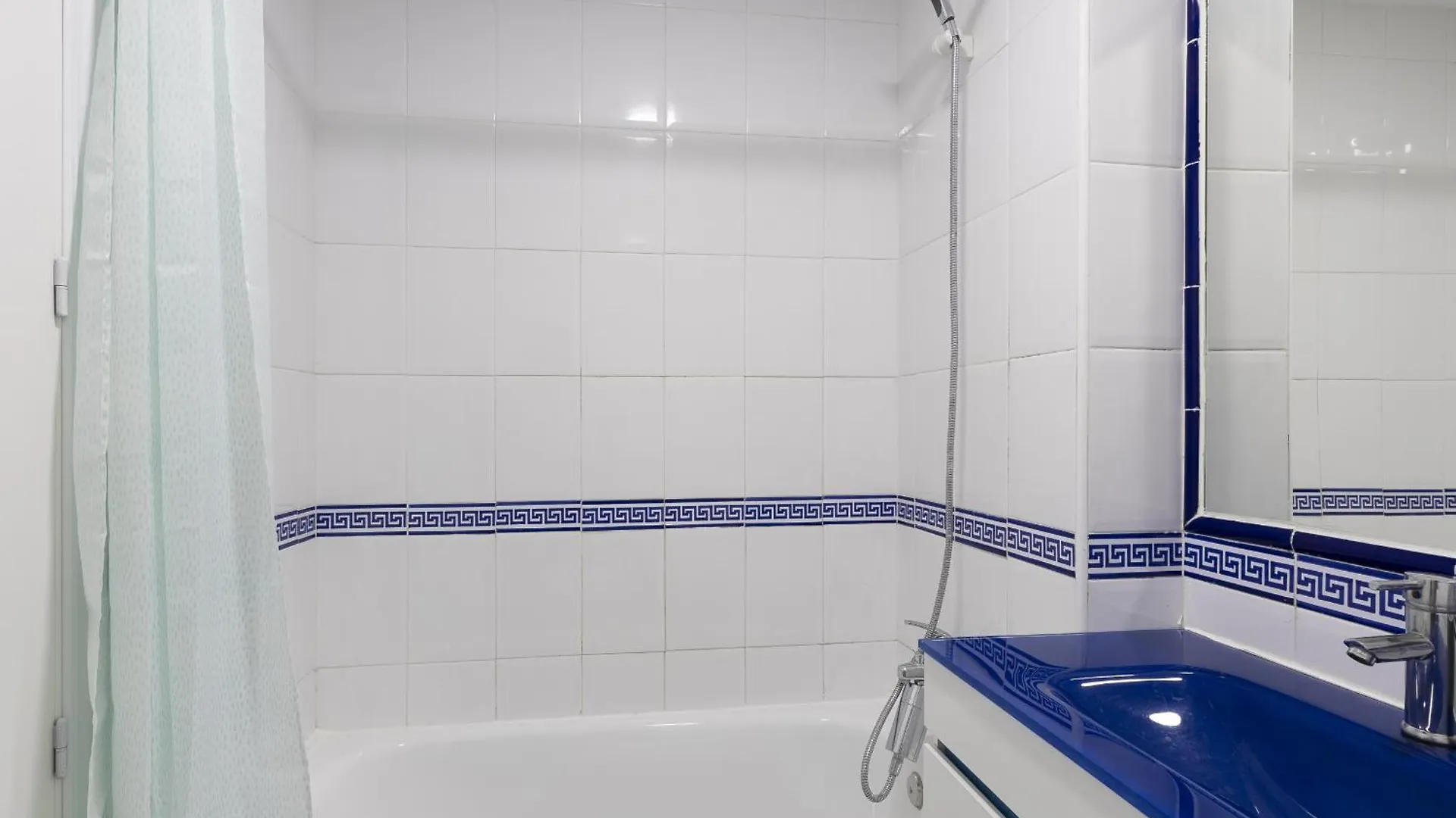 Charming 2-Bedroom Apartment With Terraces & Pool In Torrequebrada Benalmadena