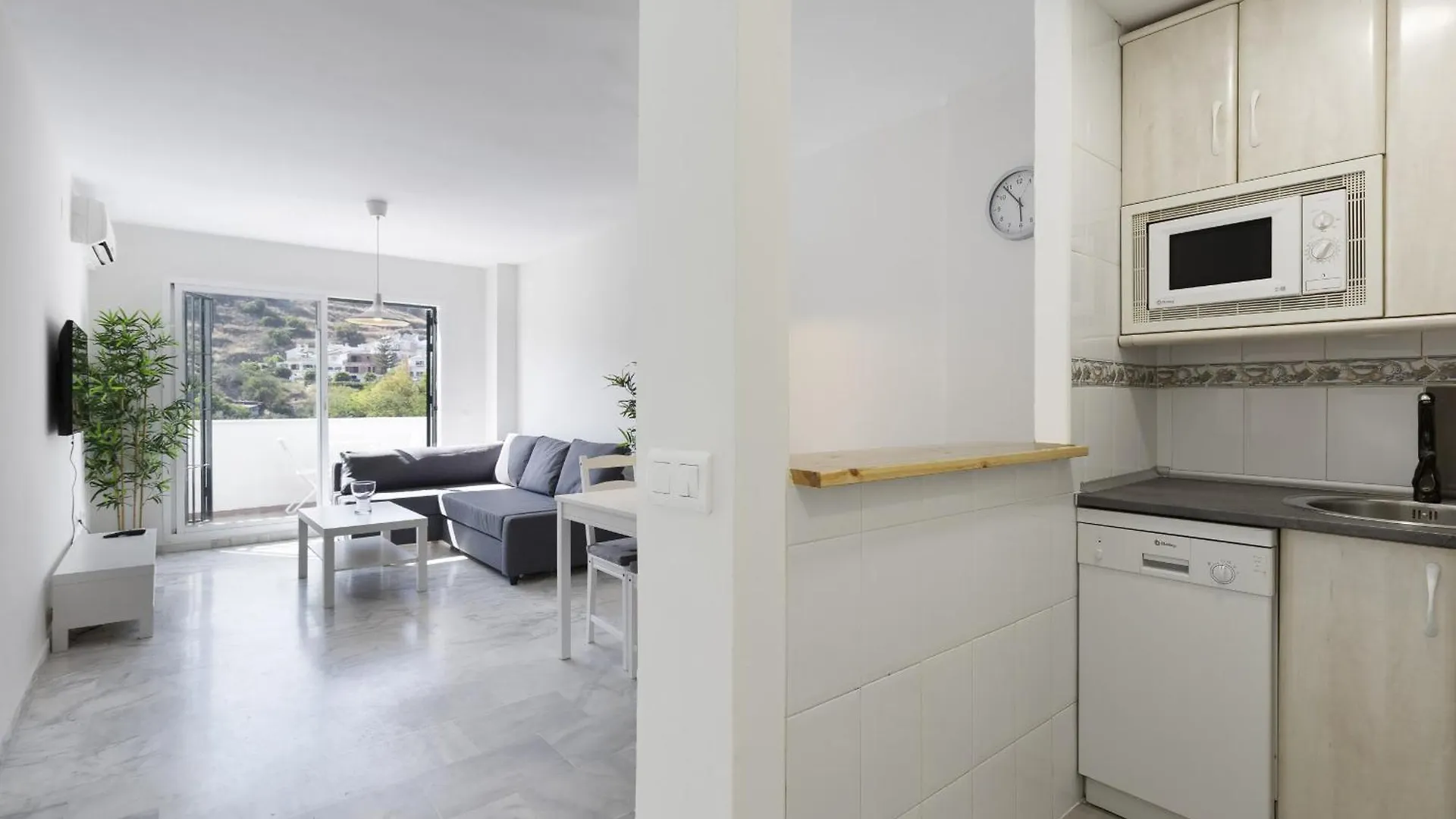 Charming 2-Bedroom Apartment With Terraces & Pool In Torrequebrada Benalmadena